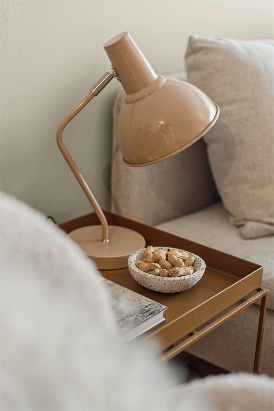 Leiligheten ble ombygget fra kontor til bolig i 2008/2009 og har et moderne uttrykk. Galleribilde