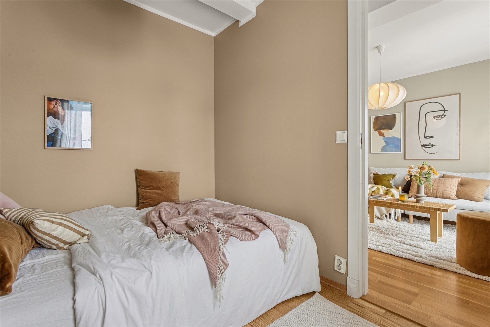 Den smarte planløsningen gir en naturlig adskillelse mellom soverom og oppholdsrom. Galleribilde