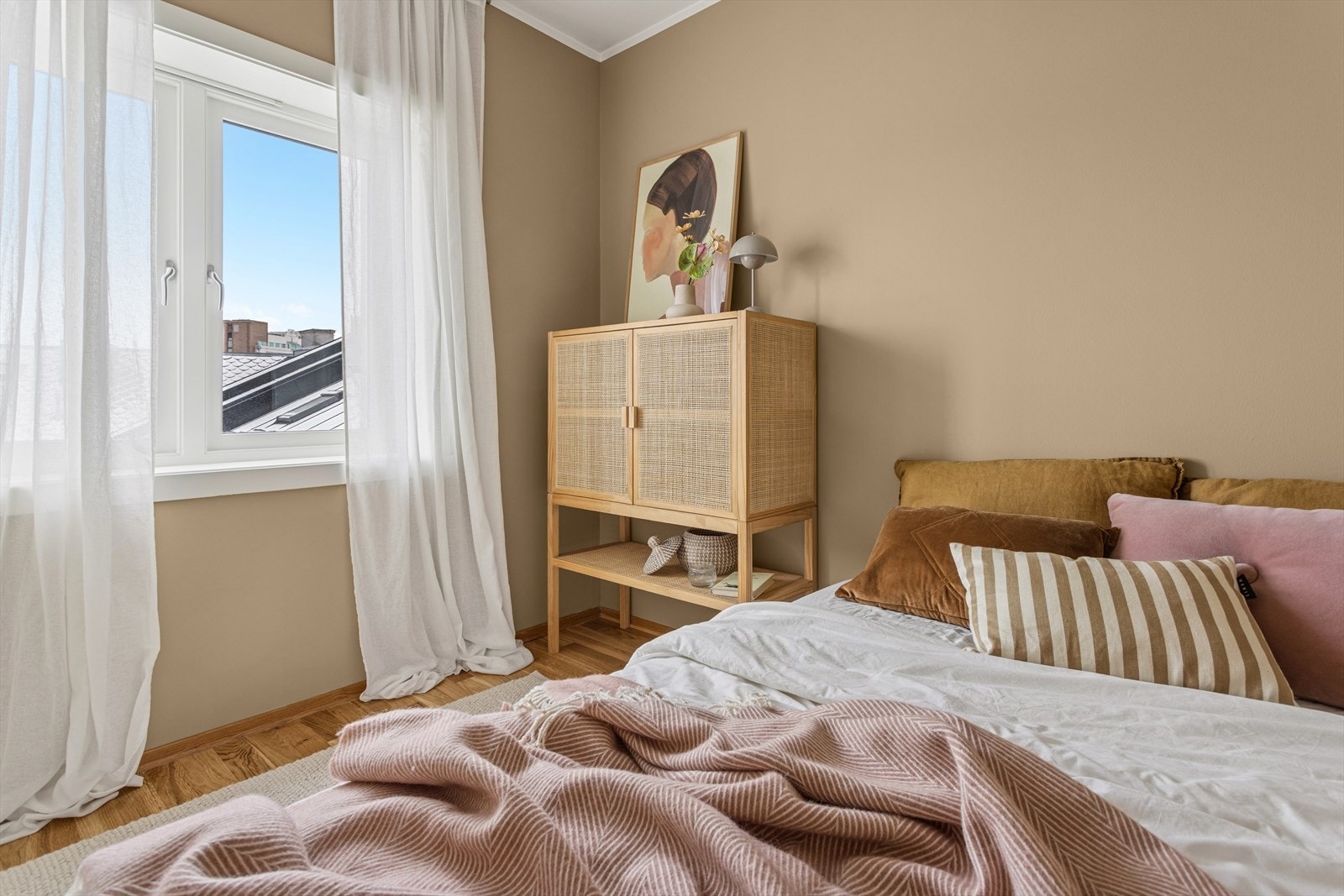 Soverommet er et lunt og adskilt rom. Ett av vindusglassene ble skiftet i 2023. Galleribilde