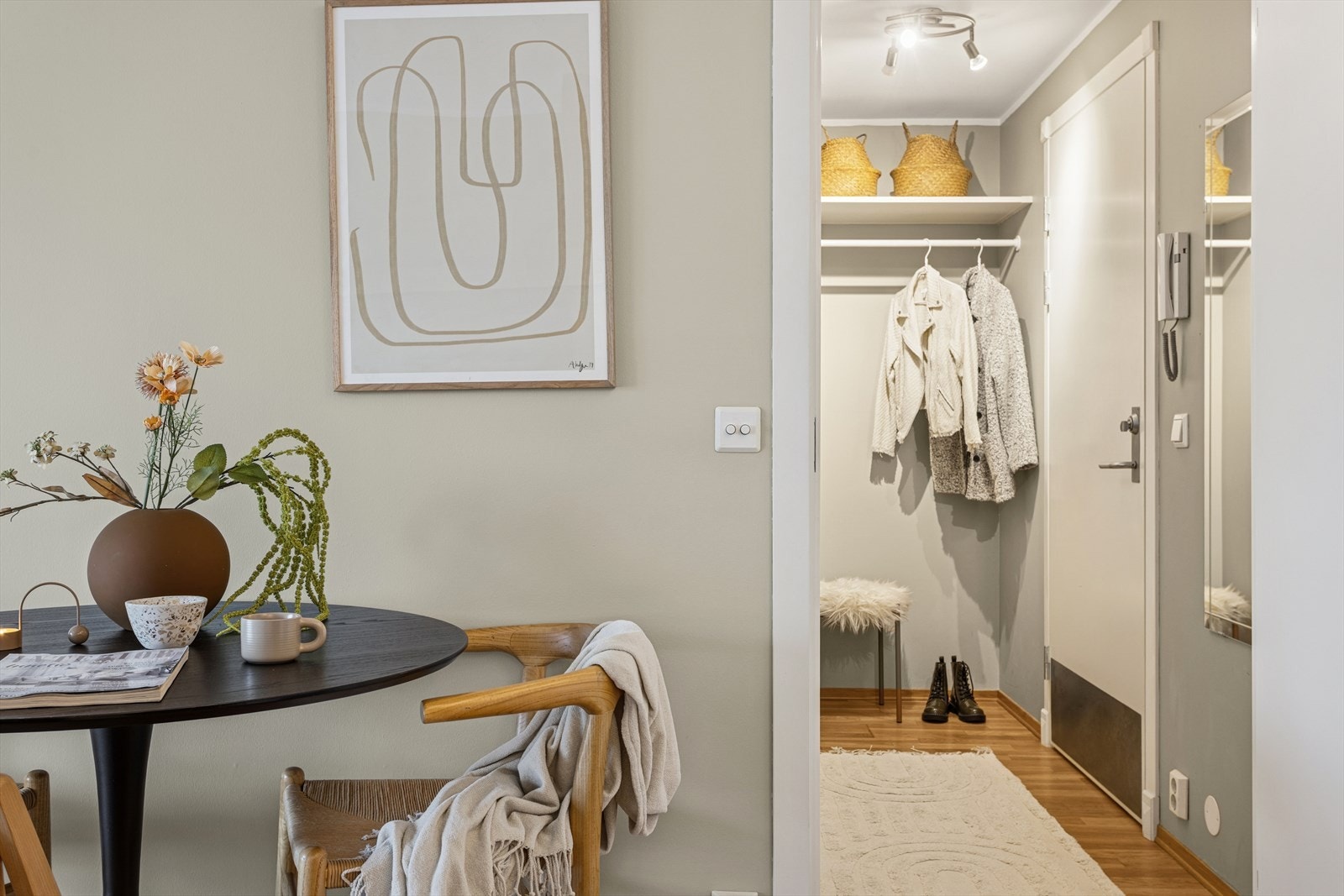 En praktisk entré ønsker deg velkommen med plass til å henge fra seg yttertøy. Galleribilde