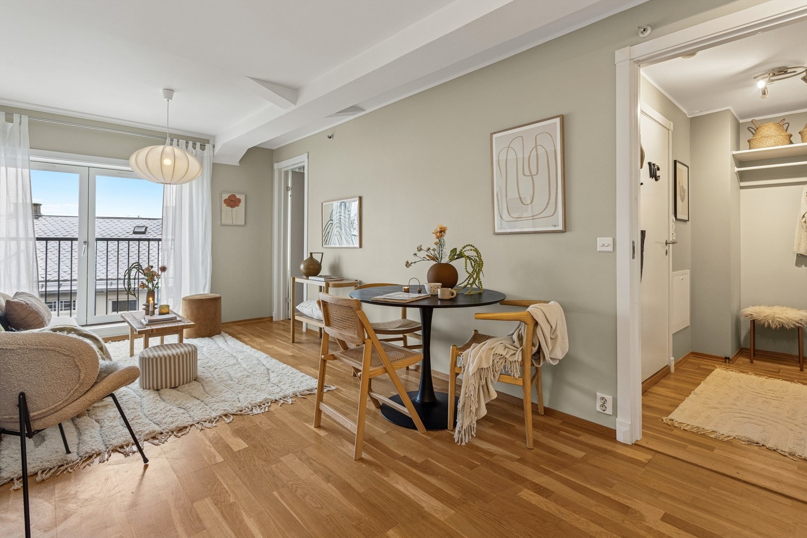 Rommet har en takhøyde på ca. 2,39 meter, som bidrar til den gode romfølelsen. Galleribilde