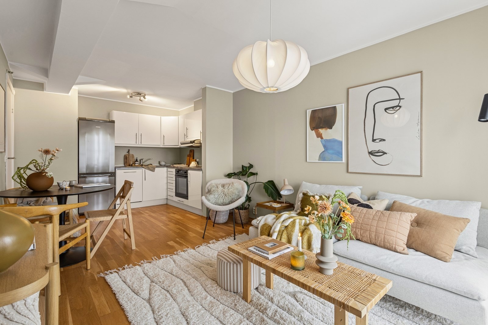 Kjøkkenet er utstyrt med nedfelt induksjonstopp, stekeovn og oppvaskmaskin som er integrert i innredningen. Galleribilde