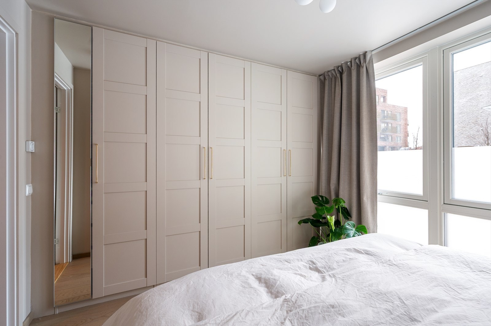 Stor pax-garderobe medfølger og gir godt med oppbevaringsplass. Galleribilde