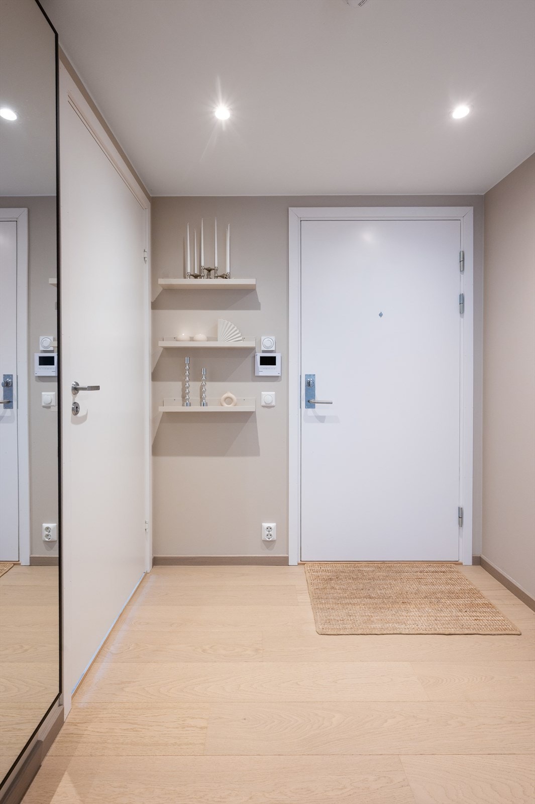 Innbydende entré med god plass til yttertøy og sko. Galleribilde