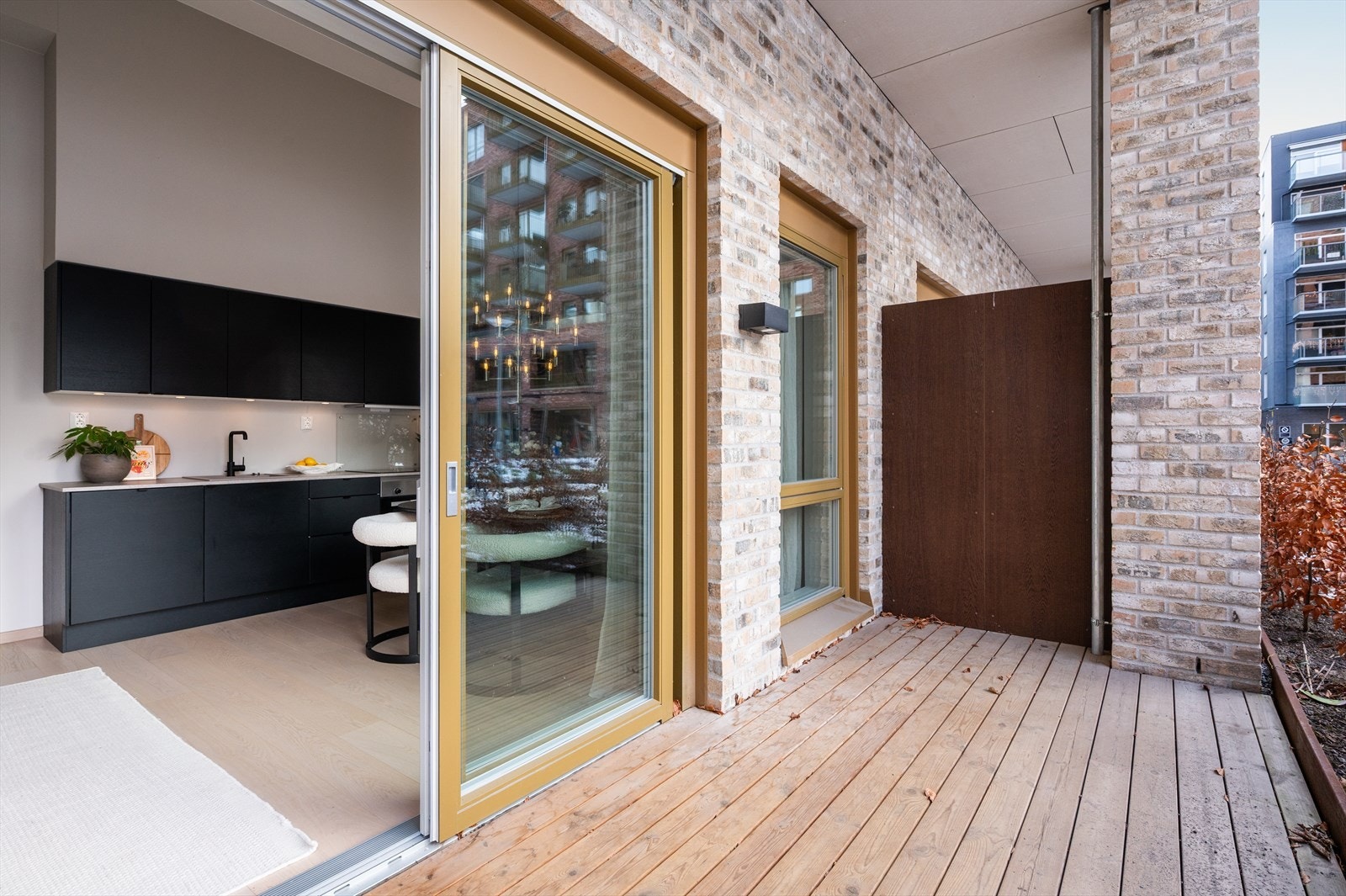 Her er det god plass til spisebord, grill og hyggelig beplantning. Galleribilde