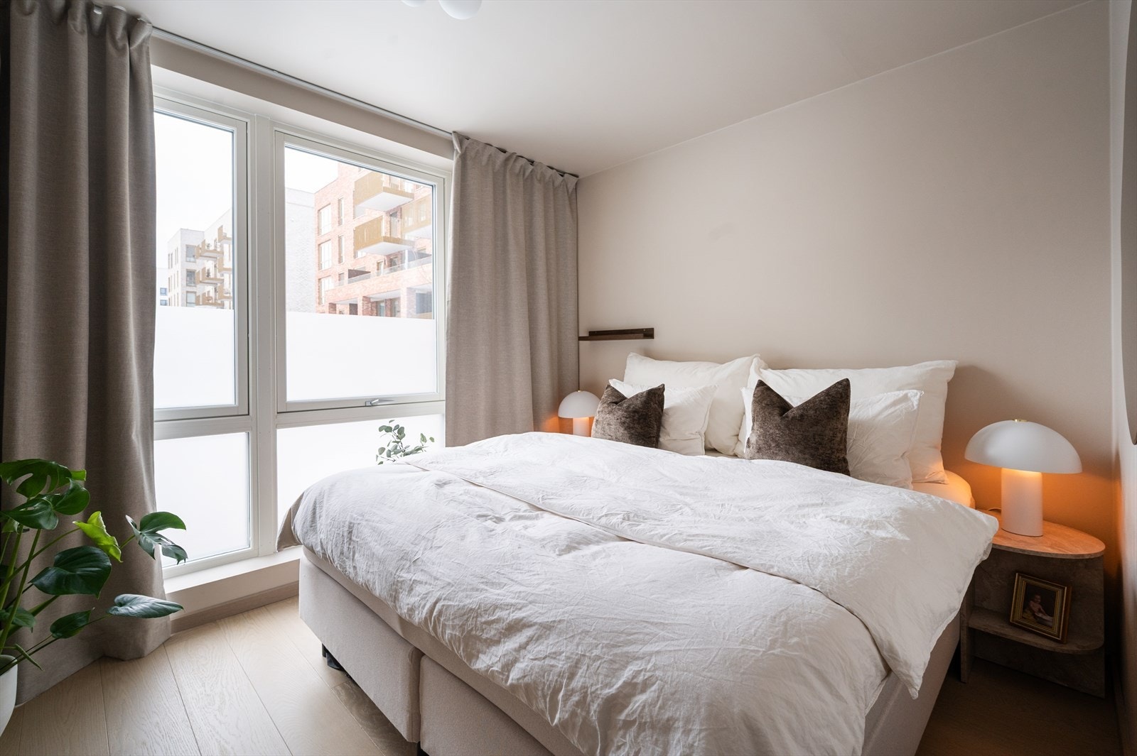 Romslig soverom med god plass til dobbeltseng og nattbord. Galleribilde