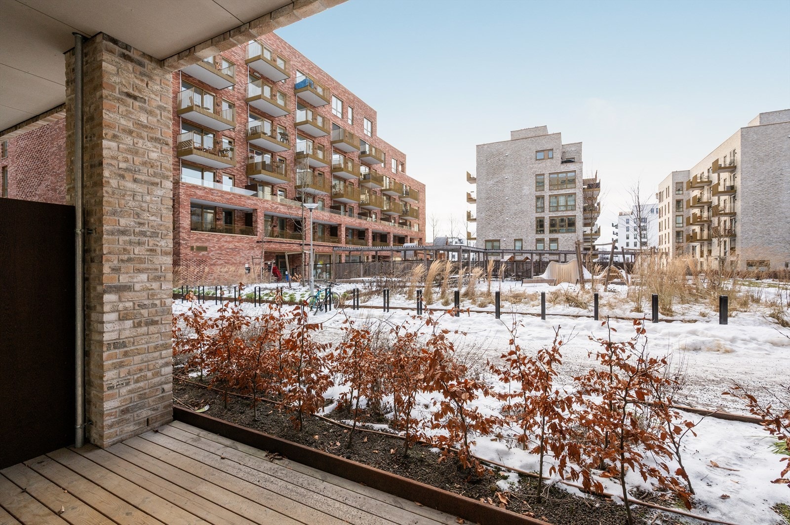 Terrassen fungerer som en naturlig forlengelse av boligen i sommerhalvåret, og vender mot indre gårdsrom. Galleribilde