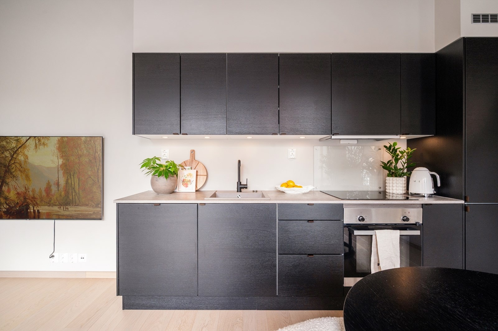 Moderne kjøkkeninnredning fra Sigdal med mørke, glatte fronter og laminat benkeplate Galleribilde