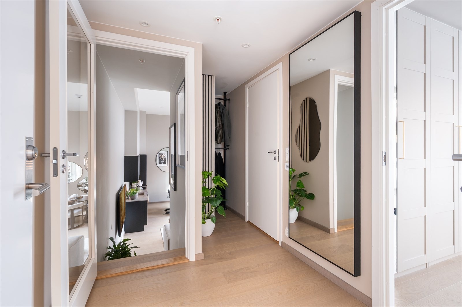 Mellomgang / entré. Galleribilde