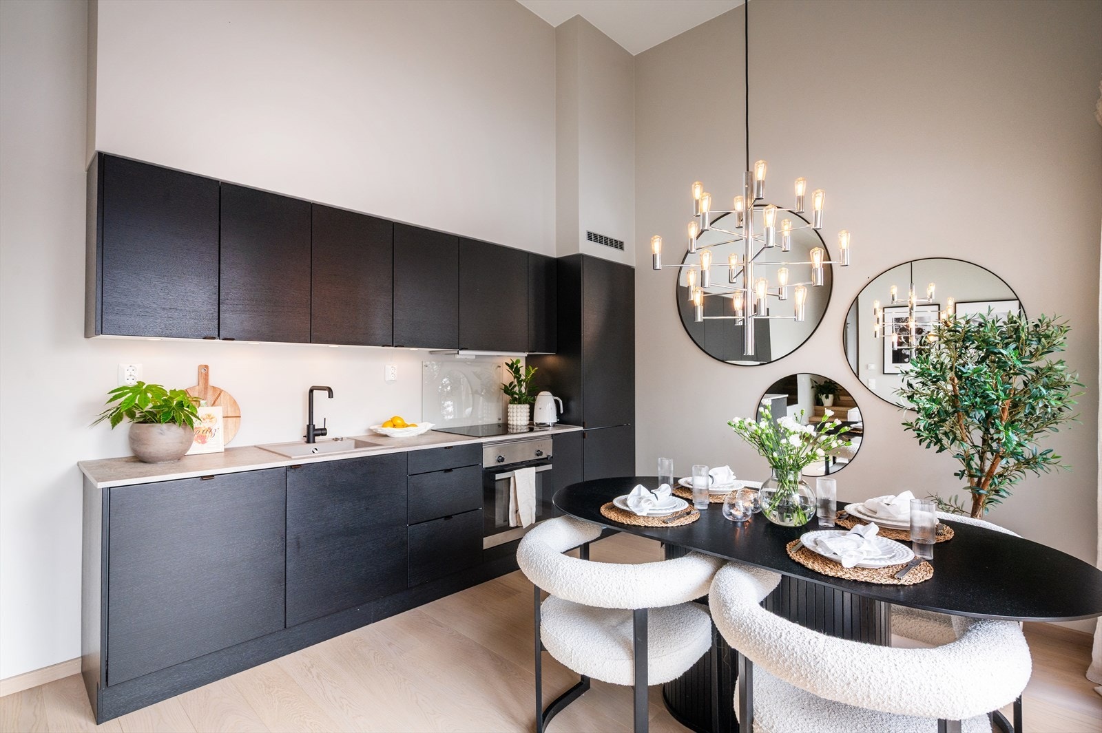 Stue- og kjøkken ligger i åpen løsning og bidrar til en sosial og hyggelig planløsning. Galleribilde