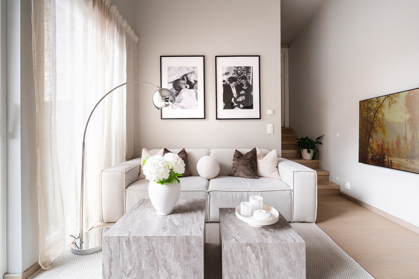 Leiligheten har flott parkett på gulv og overflater malt i en lun beigetone. Galleribilde