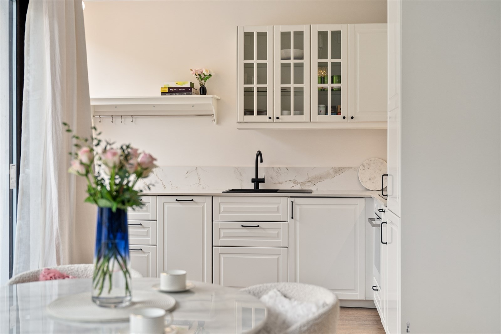 Stilrent kjøkken fra 2024 med laminat på gulv og malt overflate på vegger. Galleribilde