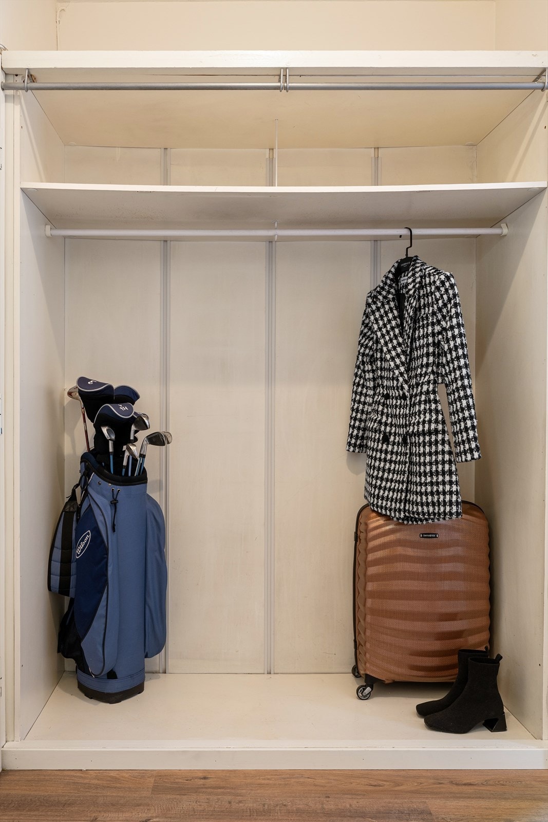 Rikelig med oppbevaringsplass i entré. Galleribilde