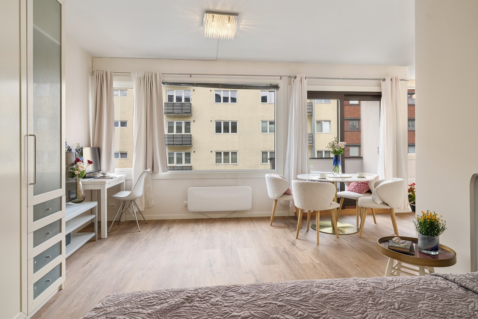 Leiligheten har store vinduer som slipper inn rikelig med dagslys. Takhøyde målt til 2,60 m. Galleribilde