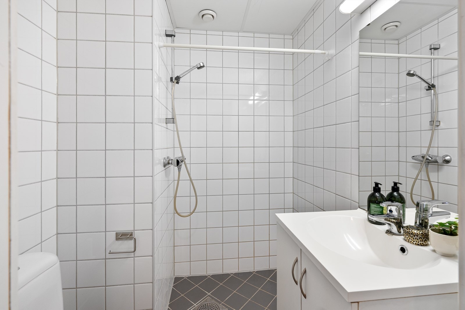 Baderommet er utstyrt med mekanisk avtrekk, servantskap, wc og stoppekran. Galleribilde