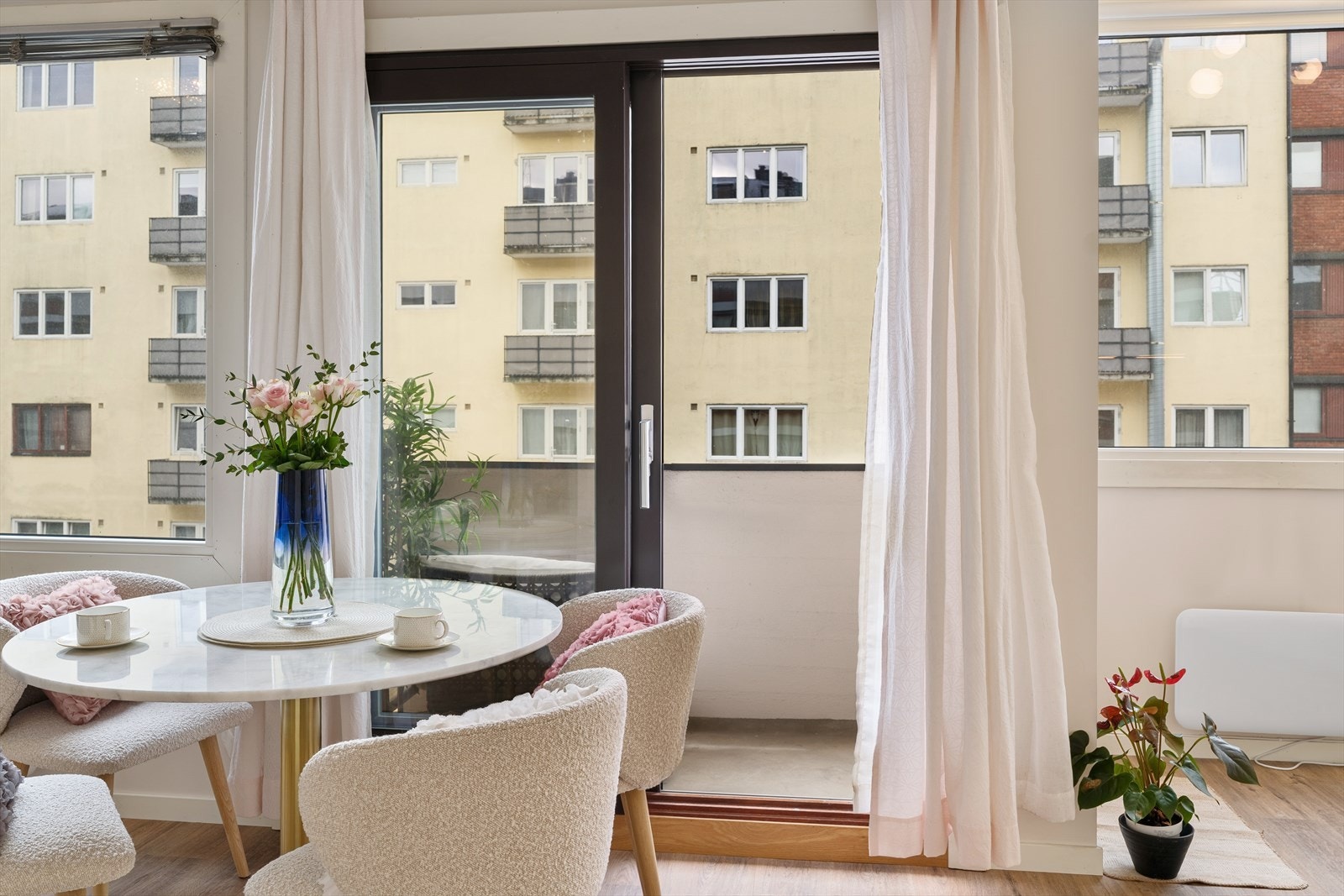 Fra stuen er det direkte utgang til en herlig balkong på ca 2 kvm. Galleribilde