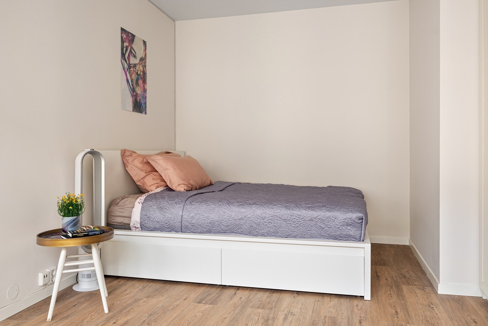 Praktisk nisje med god plass til dobbeltseng med tilhørende nattbord. Galleribilde