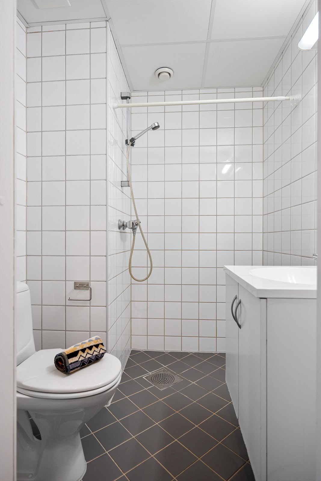 Tidløst, flislagt bad med gulvvarme. Galleribilde