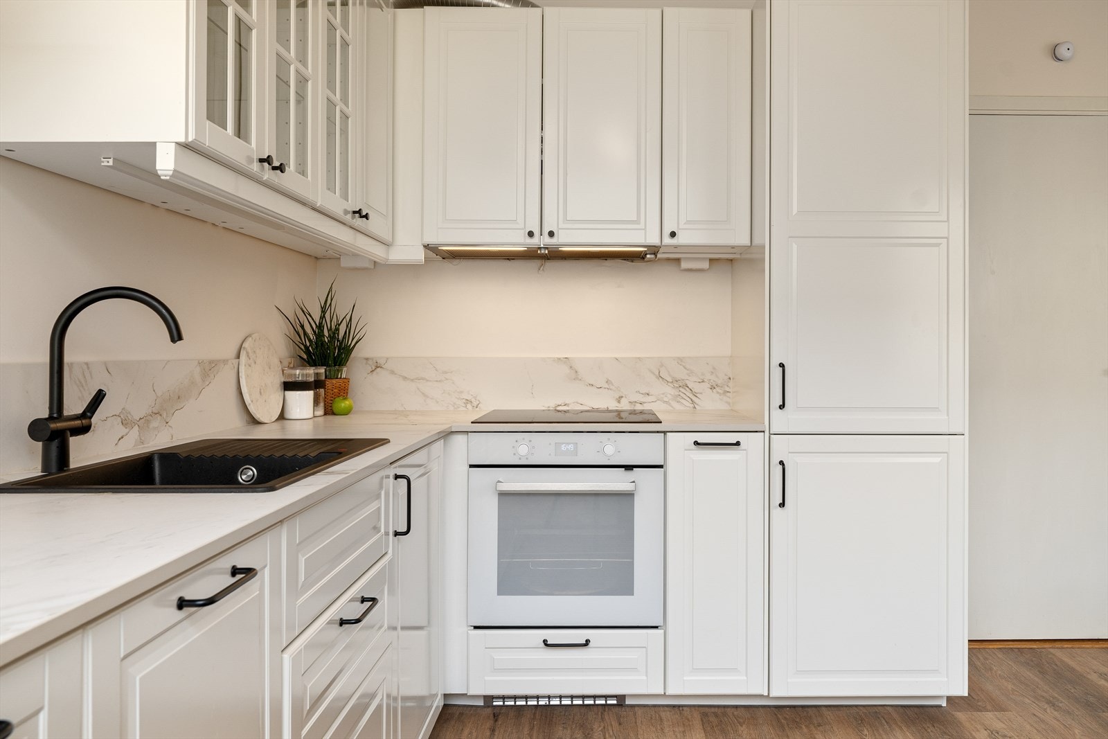 Det er integrert kjøl/fryseskap, oppvaskmaskin, platetopp og stekovn. Galleribilde