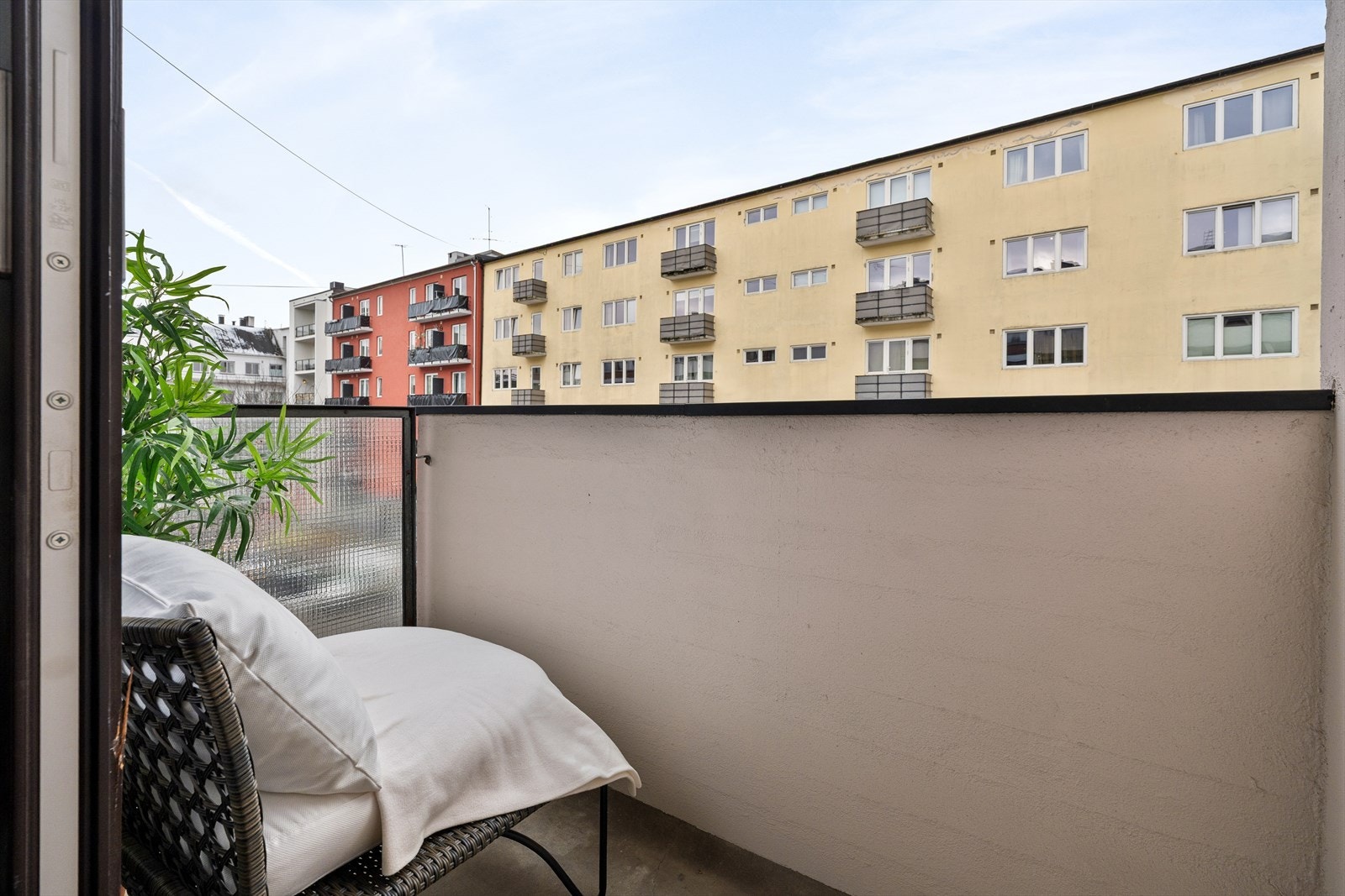 Selger opplyser at solen skinner på balkongen fra cirka kl. 16 til kl. 20 om sommeren. Balkongen er Nord-vestvendt. Galleribilde