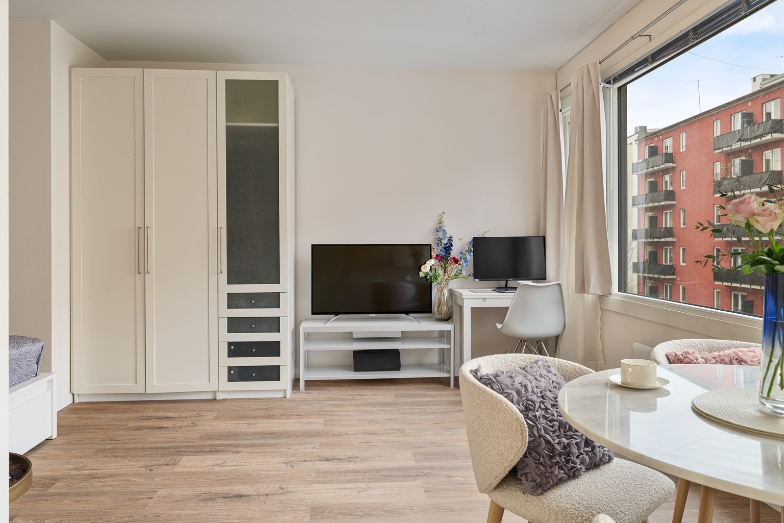 Boligen har lave månedlige felleskostnader med varmtvann inkludert. God plass til oppbevaring i praktisk garderobeskap. Galleribilde