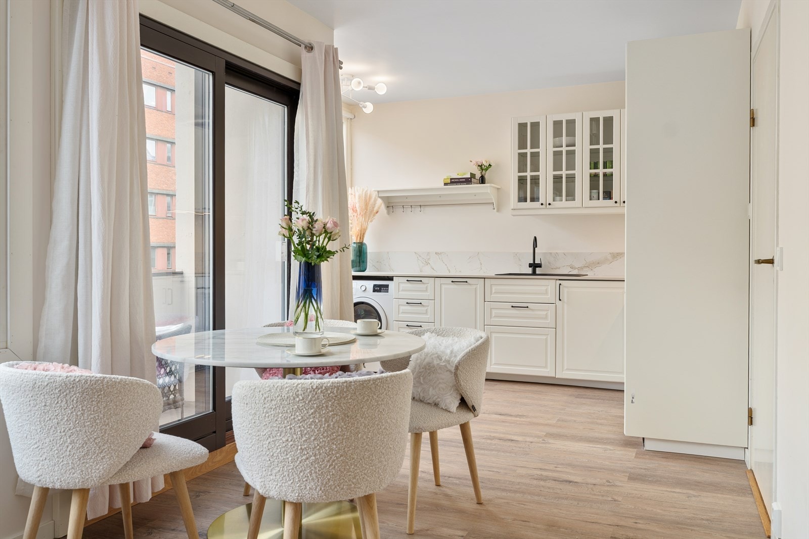 Leiligheten byr på en innbydende entré, en romslig og åpen stue og kjøkkenløsning samt et stilrent, tidløst bad. I tillegg til en herlig balkong med gode solforhold. Galleribilde