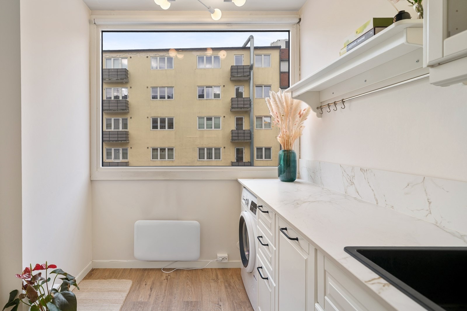 Leiligheten er malt i tidsriktige fargetoner og fremstår moderne. Galleribilde