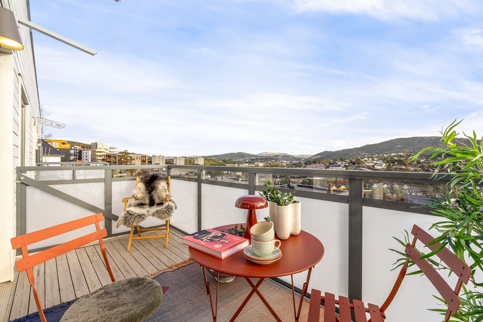 God plass til utemøbler på balkongen. Her kan både sol og utsikt nytes på fine dager. Galleribilde