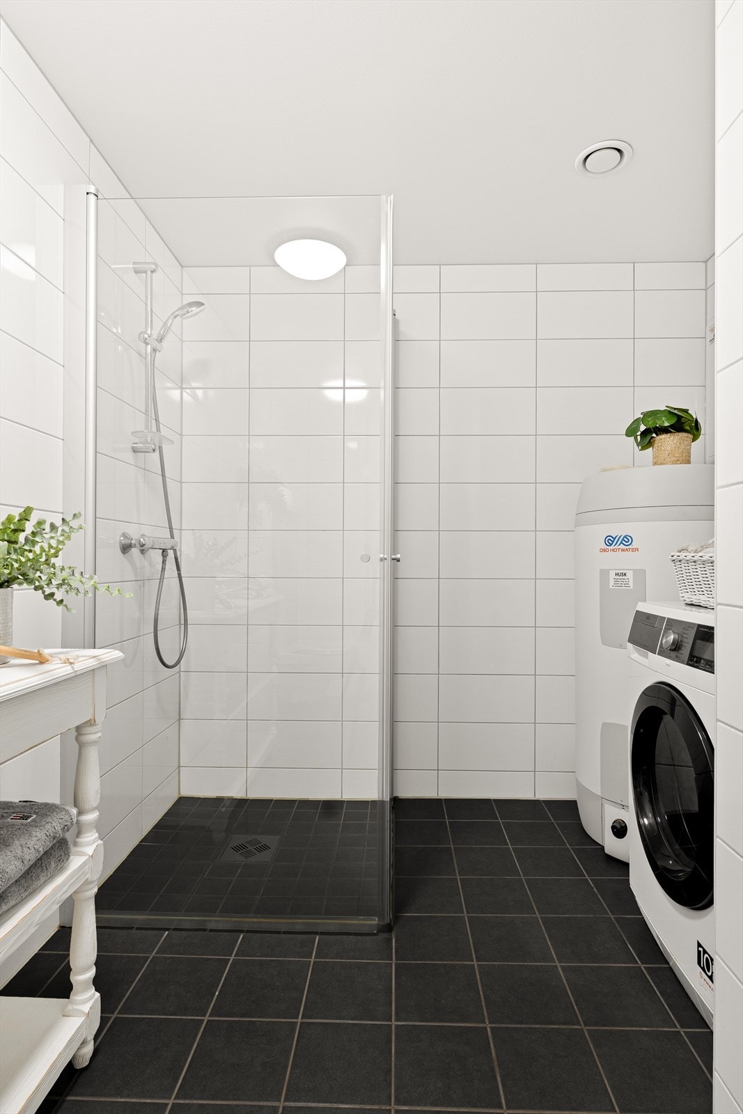 Varmtvannsbereder på 200 liter og praktisk nisje med røropplegg for vaskemaskin. Galleribilde