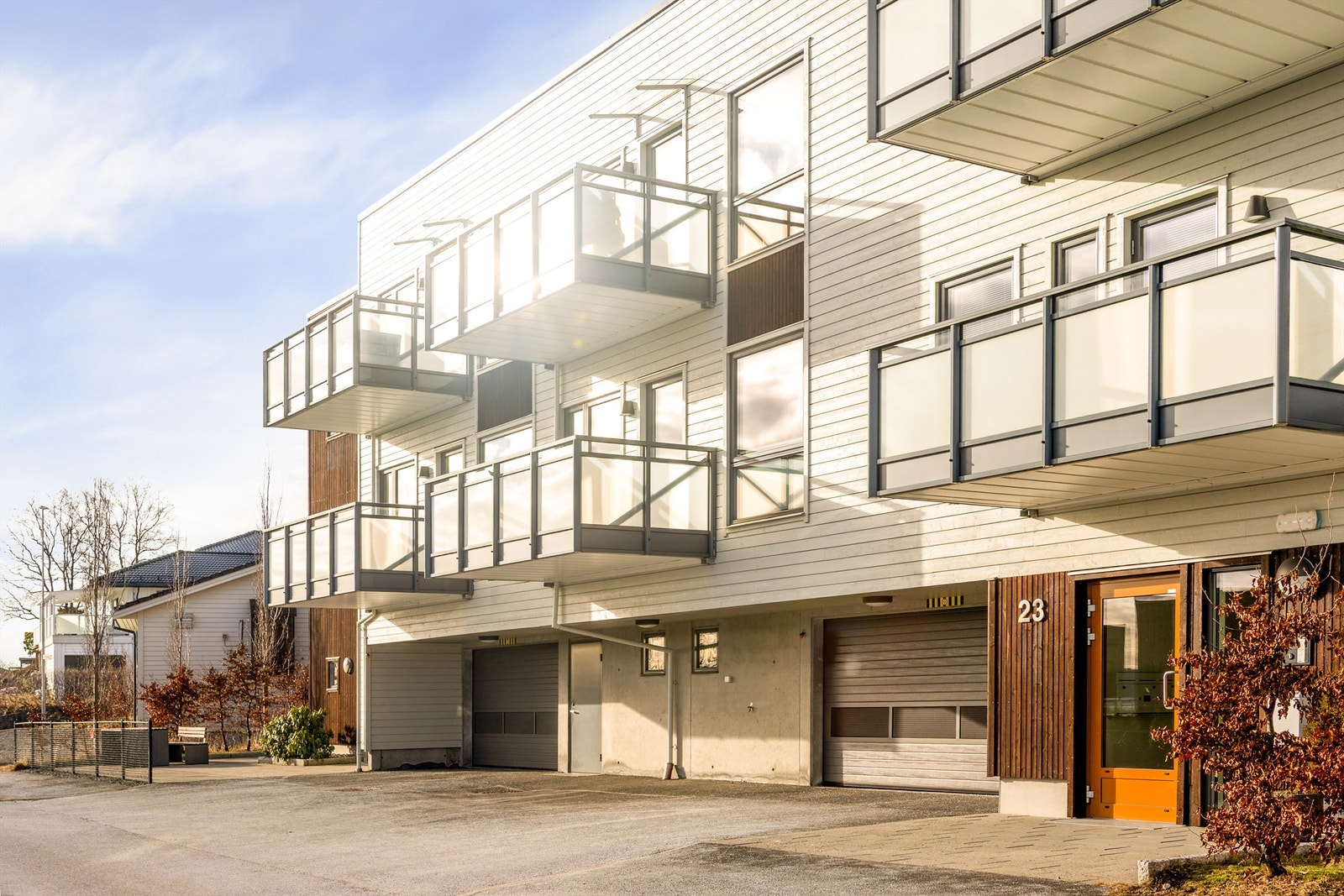 Ta heisen fra leiligheten til fast romslig garasjeplass og sportsbod. Det er også felles sykkelbod ved inngangspartiet. Galleribilde