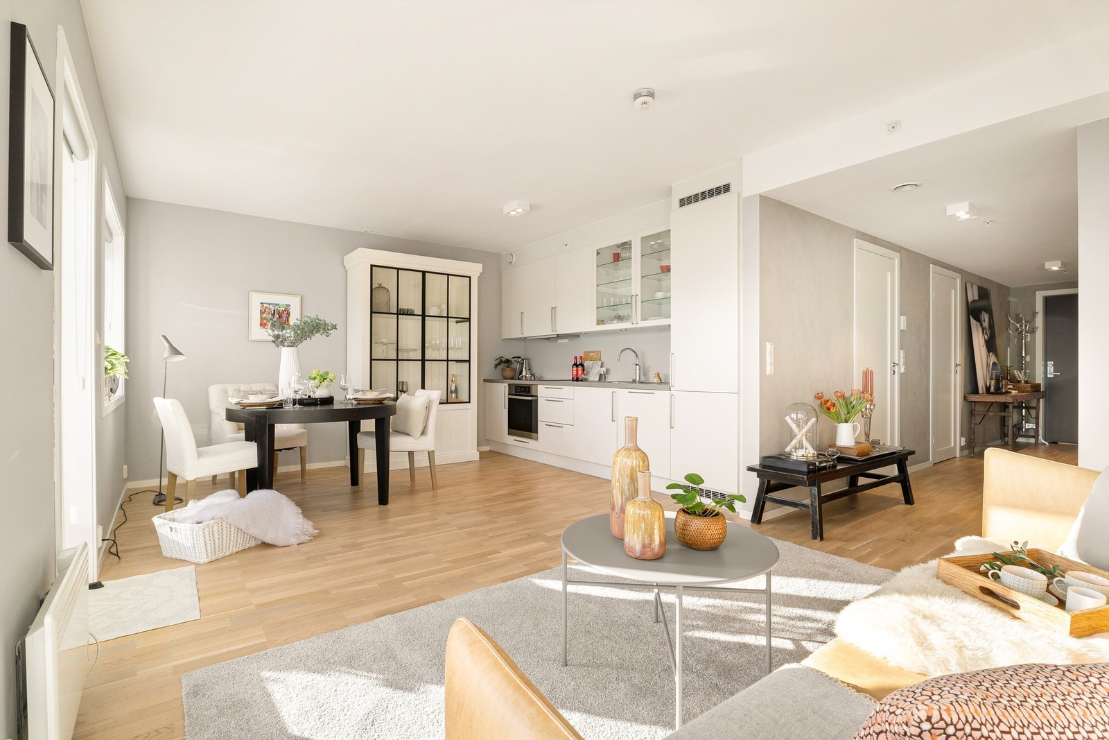 Flott kjøkkeninnredning levert av HTH med laminat benkeplate. Galleribilde