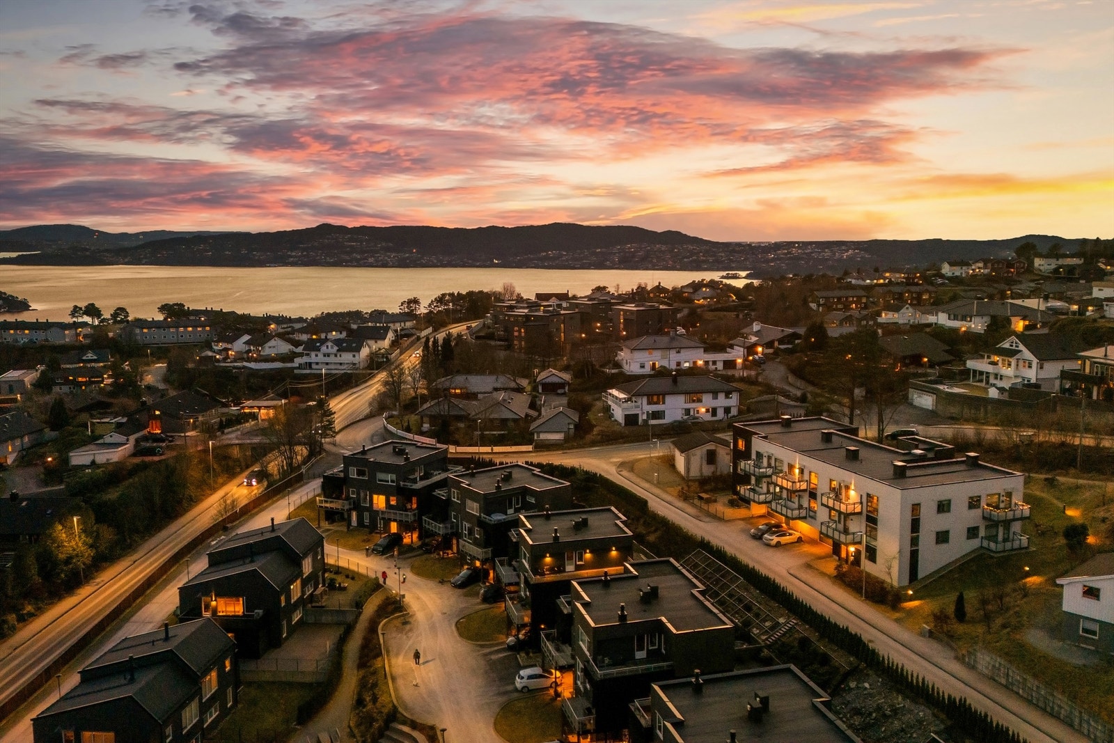 Meget sentral beliggenhet i Åsane. Fra leiligheten har man kort vei til butikker, buss, skole og barnehage. Galleribilde