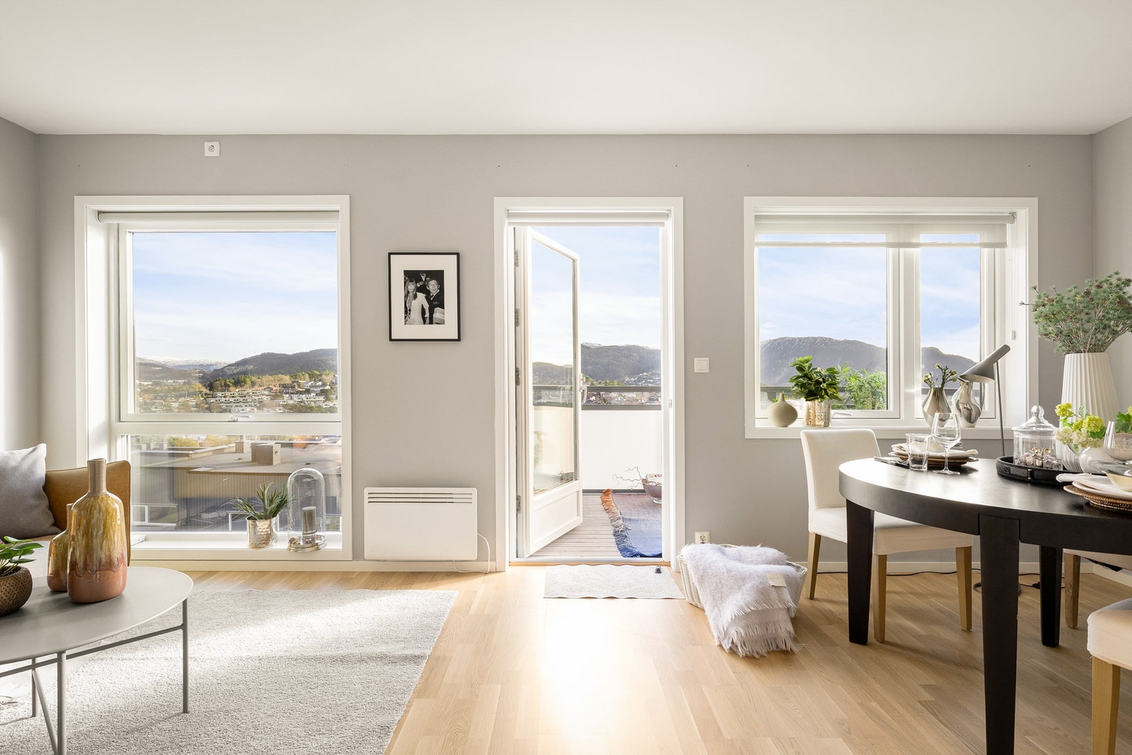 Store vindusflater i kombinasjon med en åpen planløsning sørger for godt med lysinnslipp og en romslig følelse. Galleribilde