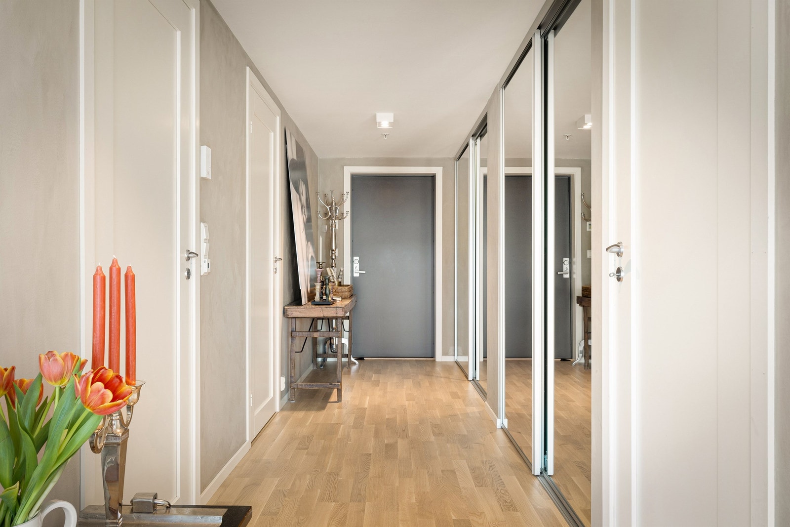 Gangen leder videre inn til leilighetens soverom og bad. Galleribilde