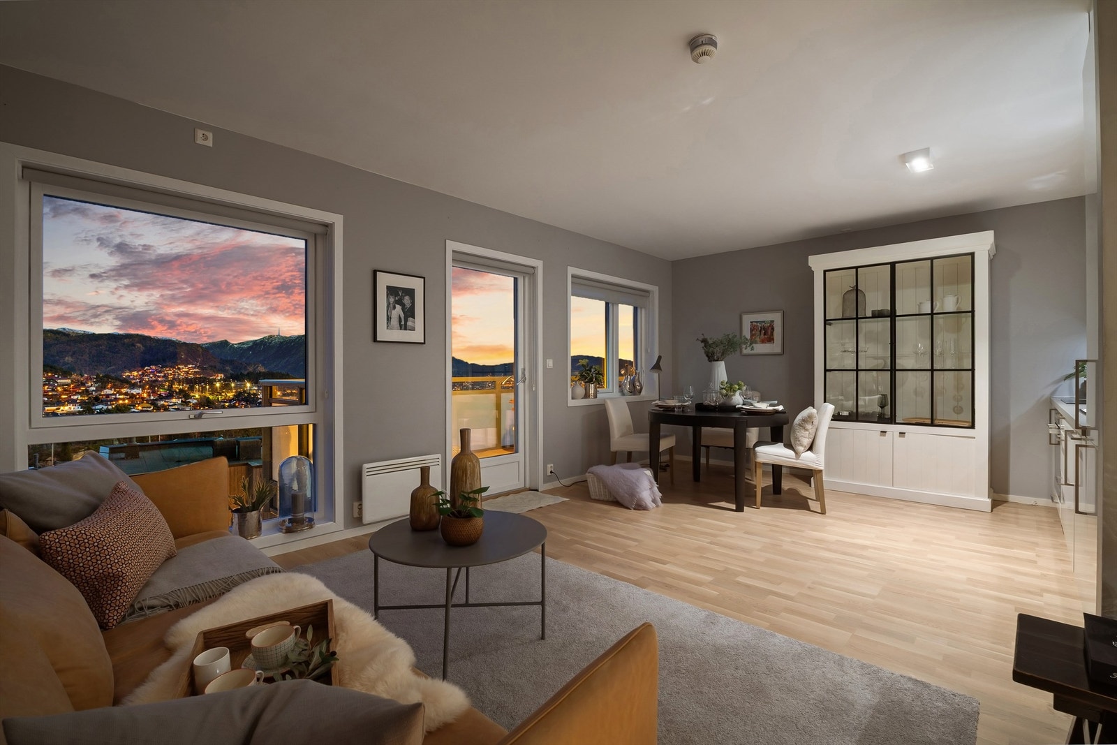 Leiligheten fremstår som meget innbydende med moderne fargevalg og fine løsninger. Balansert ventilasjon sørger for et godt inneklima. (Foto ved Stian Inderhaug) Galleribilde