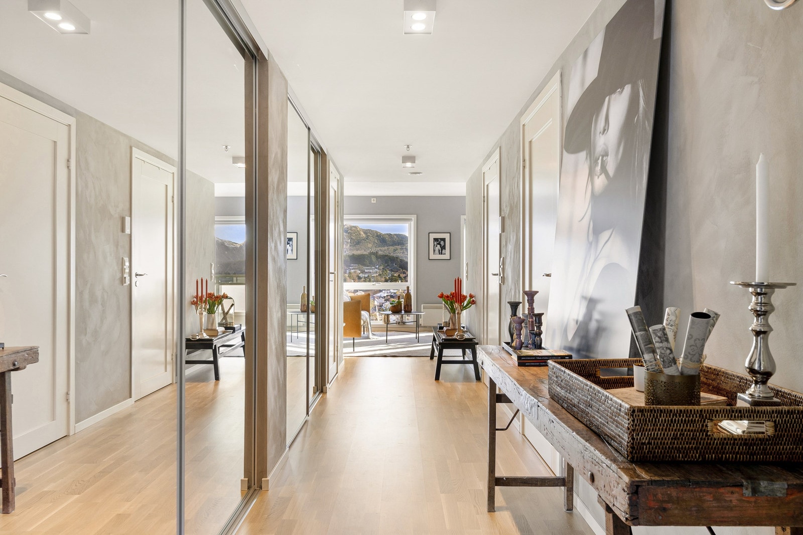 Entre/gang gir et godt førsteinntrykk av leiligheten og har en stor praktisk skyvedørsgarderobe samt bod med gode oppbevaringsmuligheter. Galleribilde