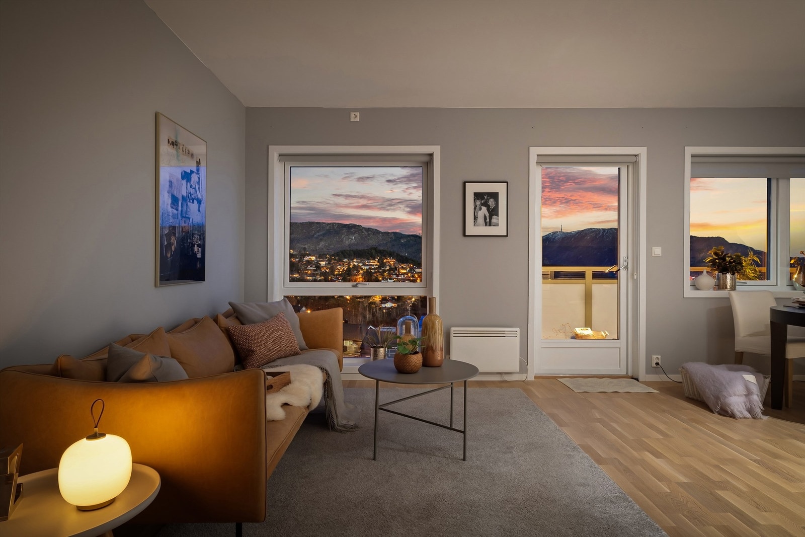 Alle vinduer innvendig er utstyrt med solskjerming/rullegardin levert av Berletaburetten. Galleribilde