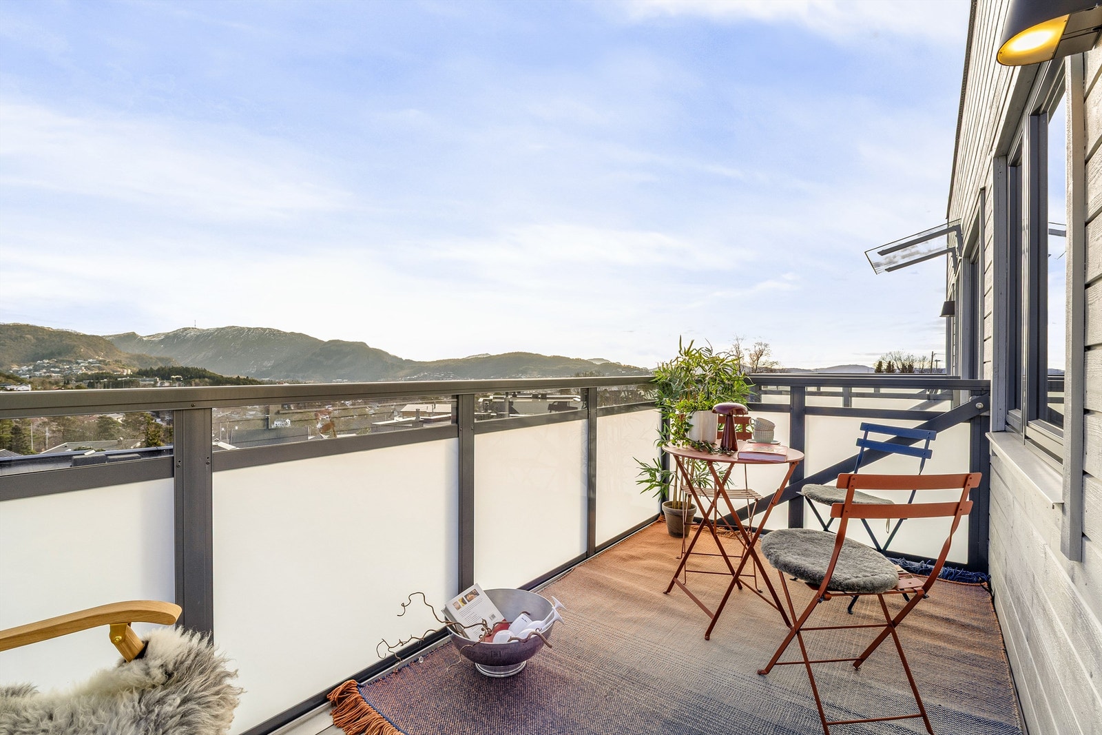 Balkong med tilkomst fra stuen på ca 7 kvm med spektakulær utsikt. Galleribilde