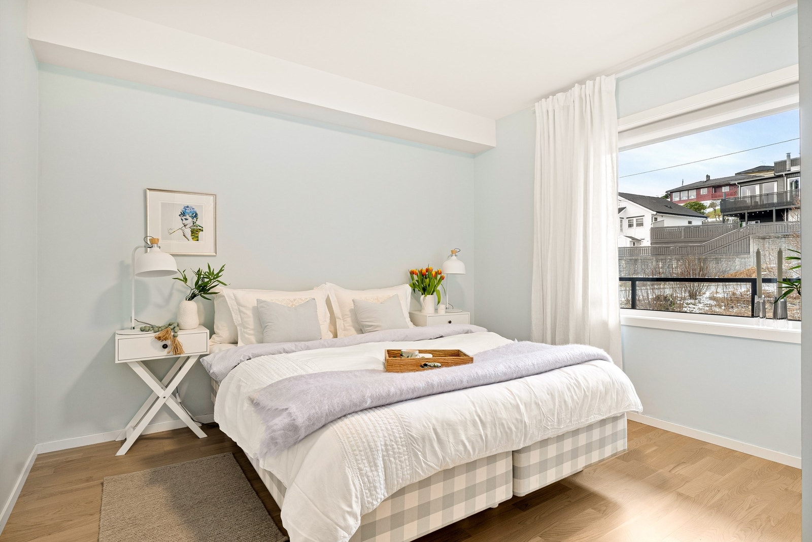 Soverommet er av god størrelse på ca 12 kvm. God plass til dobbeltseng, garderobe og annet ønsket møblement. Galleribilde