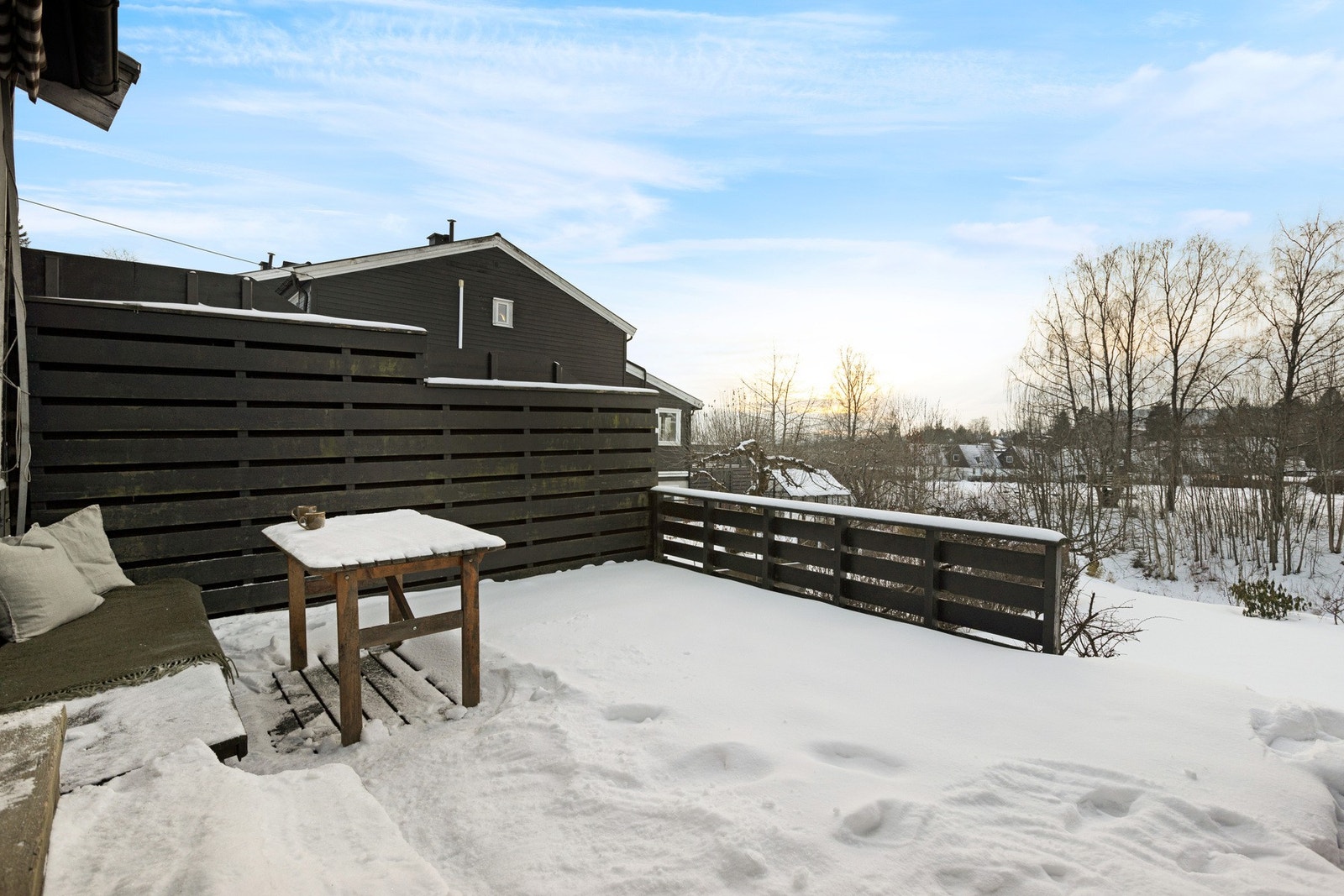 Åpen og romslig terrasse Galleribilde