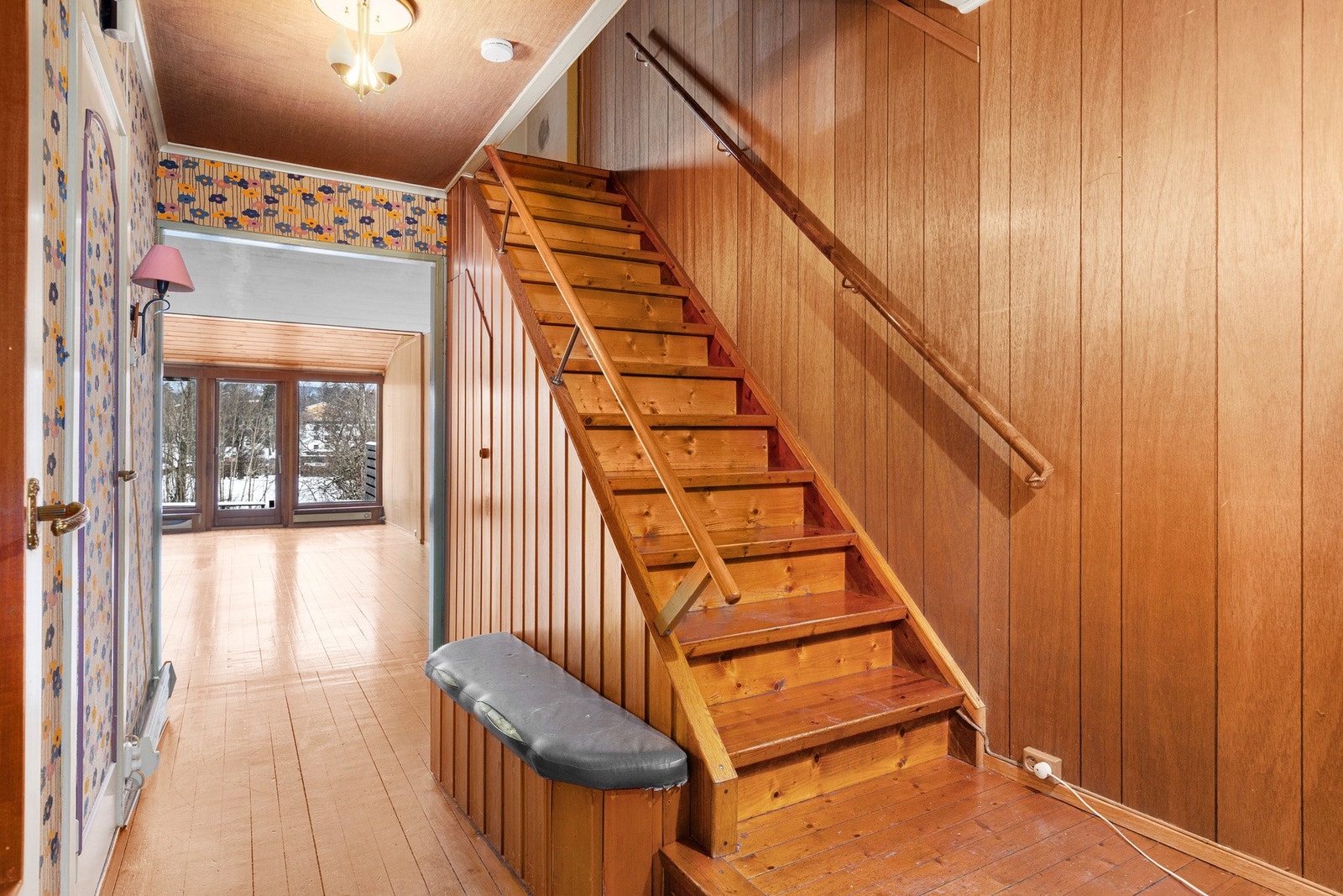 I første etasje finner du kjøkken, stue og tilgang til uteområder, samt trappehall til under og øverste etasje Galleribilde