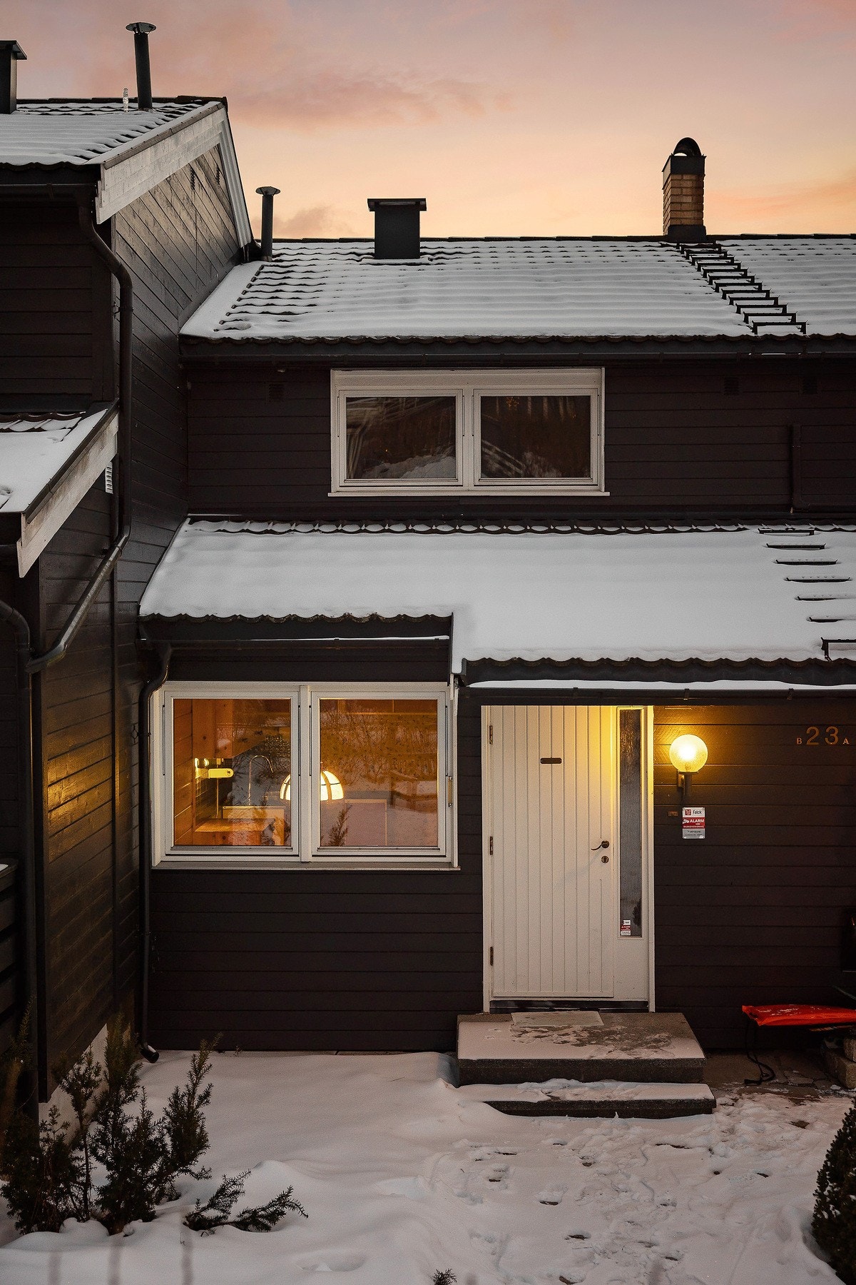 Hyggelig inngangsparti - fasade og uteområder er godt vedlikeholdt av et veldrevet sameie Galleribilde