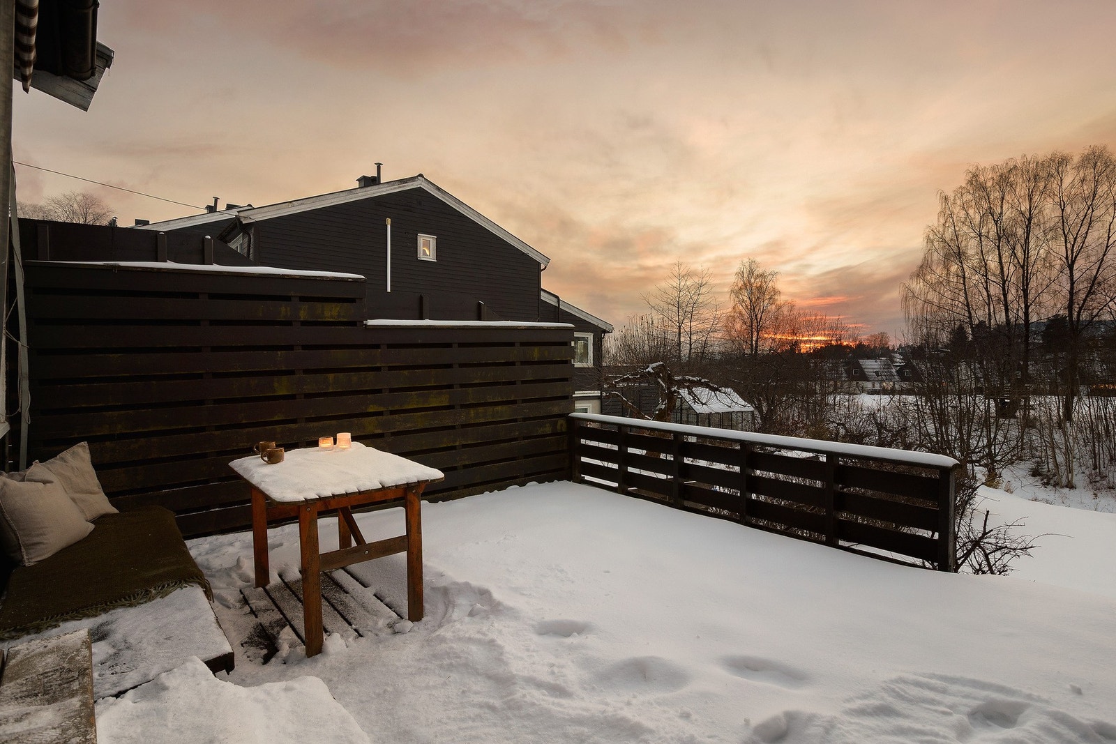 Åpen og romslig terrasse Galleribilde