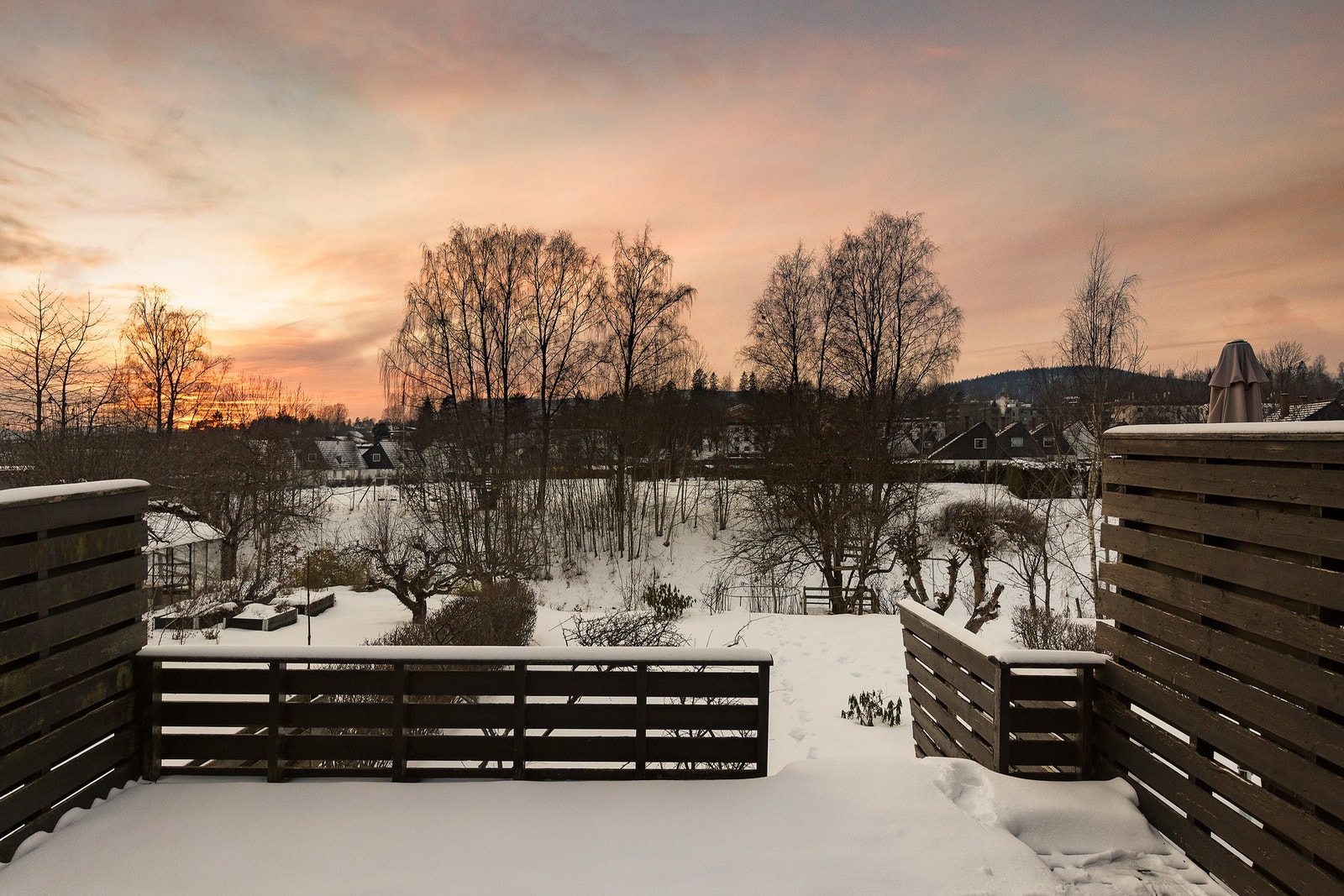 Åpen og romslig terrasse Galleribilde