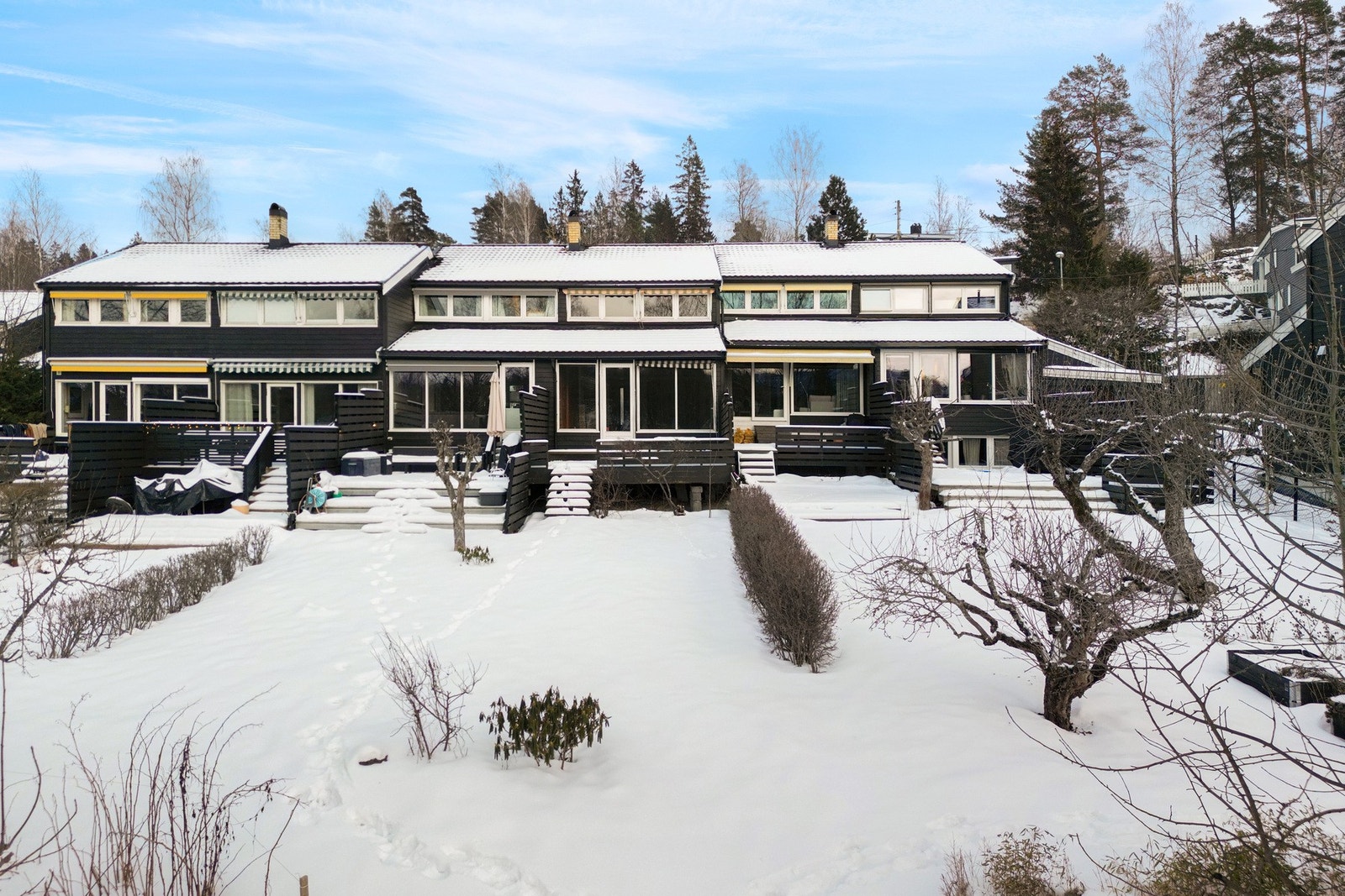Boligen har egen terrasse og hage med utgang fra stue Galleribilde
