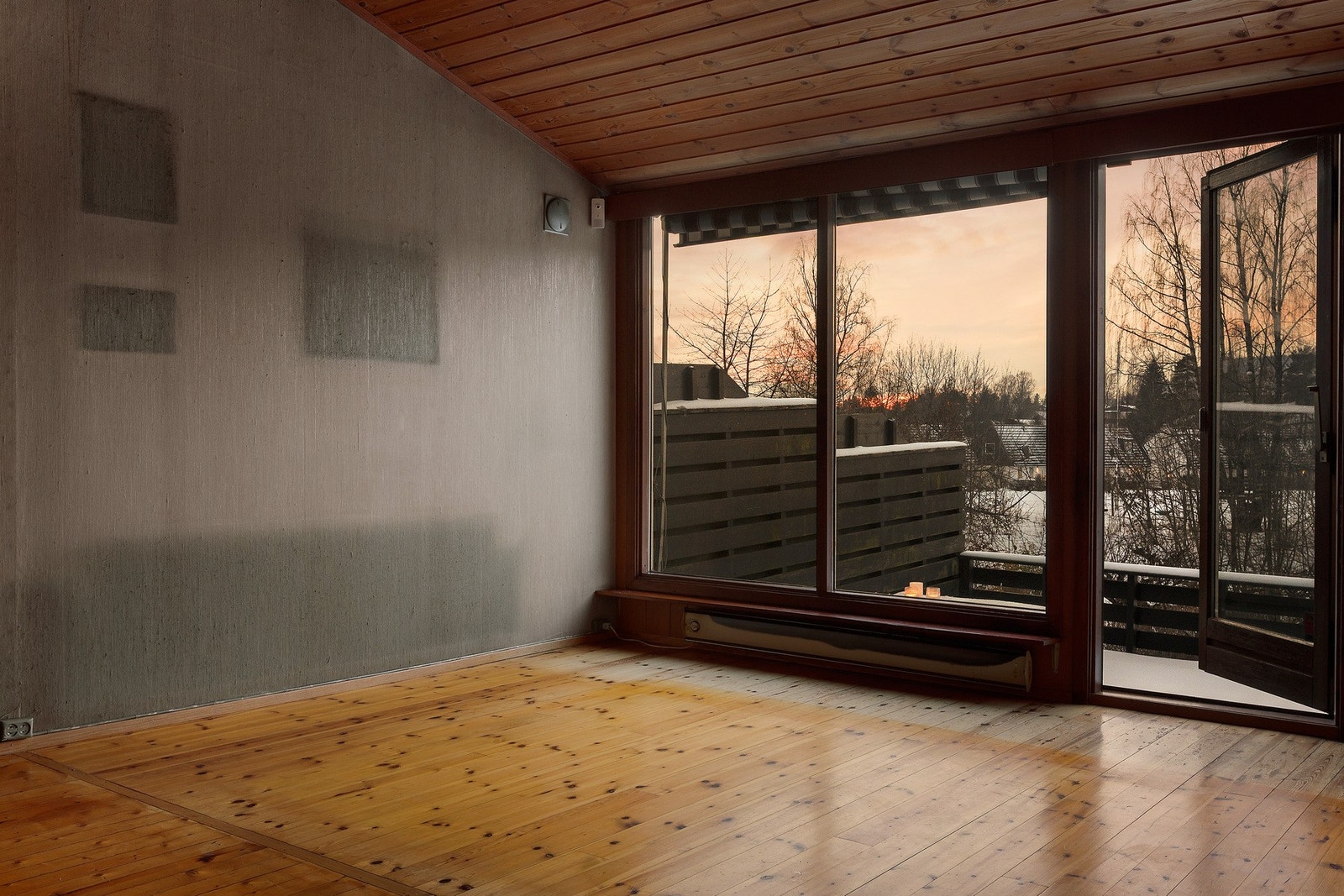 Utgang til terrasse og hage fra stue Galleribilde