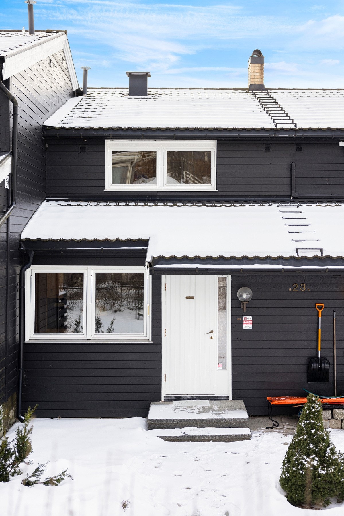 Hyggelig inngangsparti - fasade og uteområder er godt vedlikeholdt av et veldrevet sameie Galleribilde