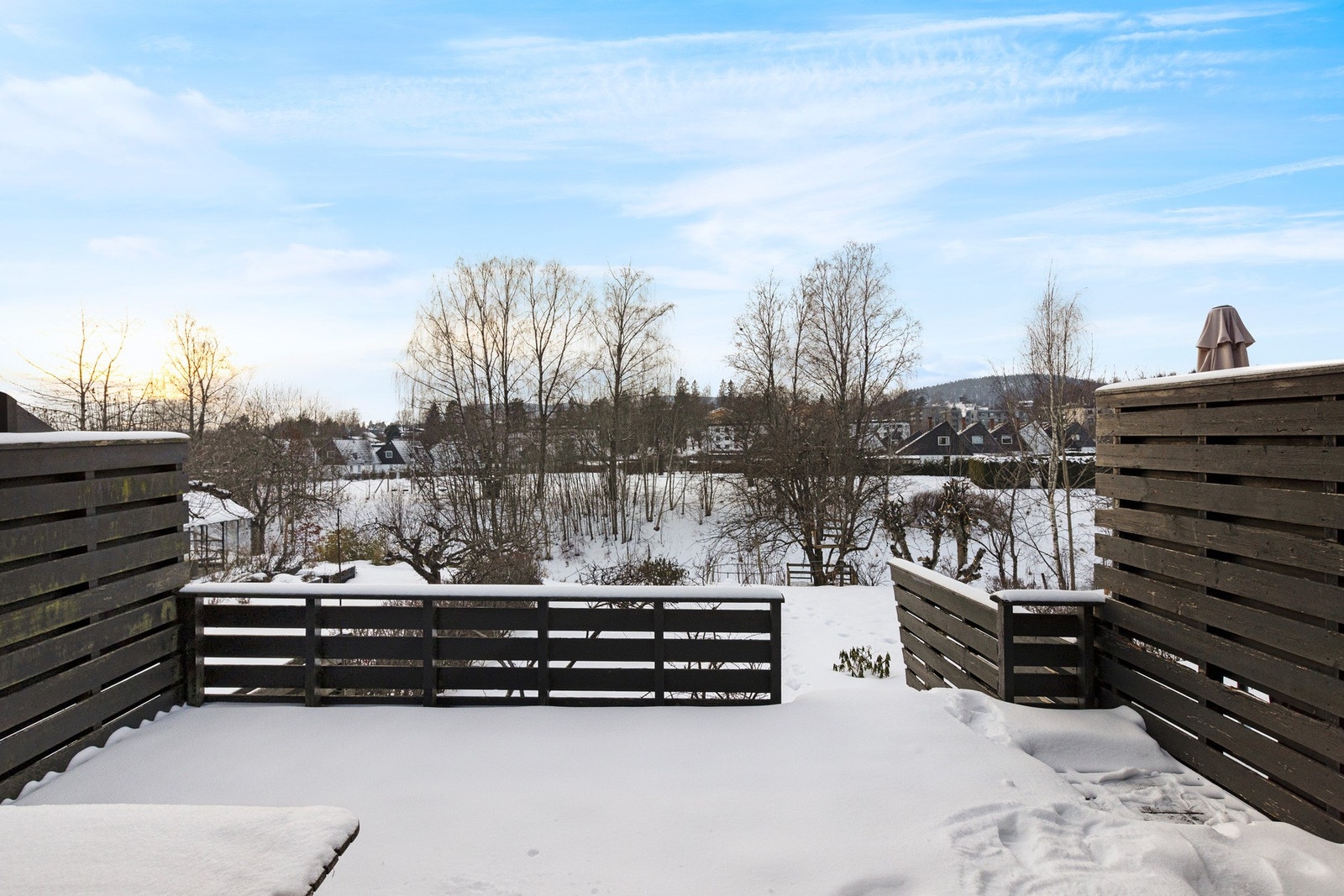 Åpen og romslig terrasse Galleribilde