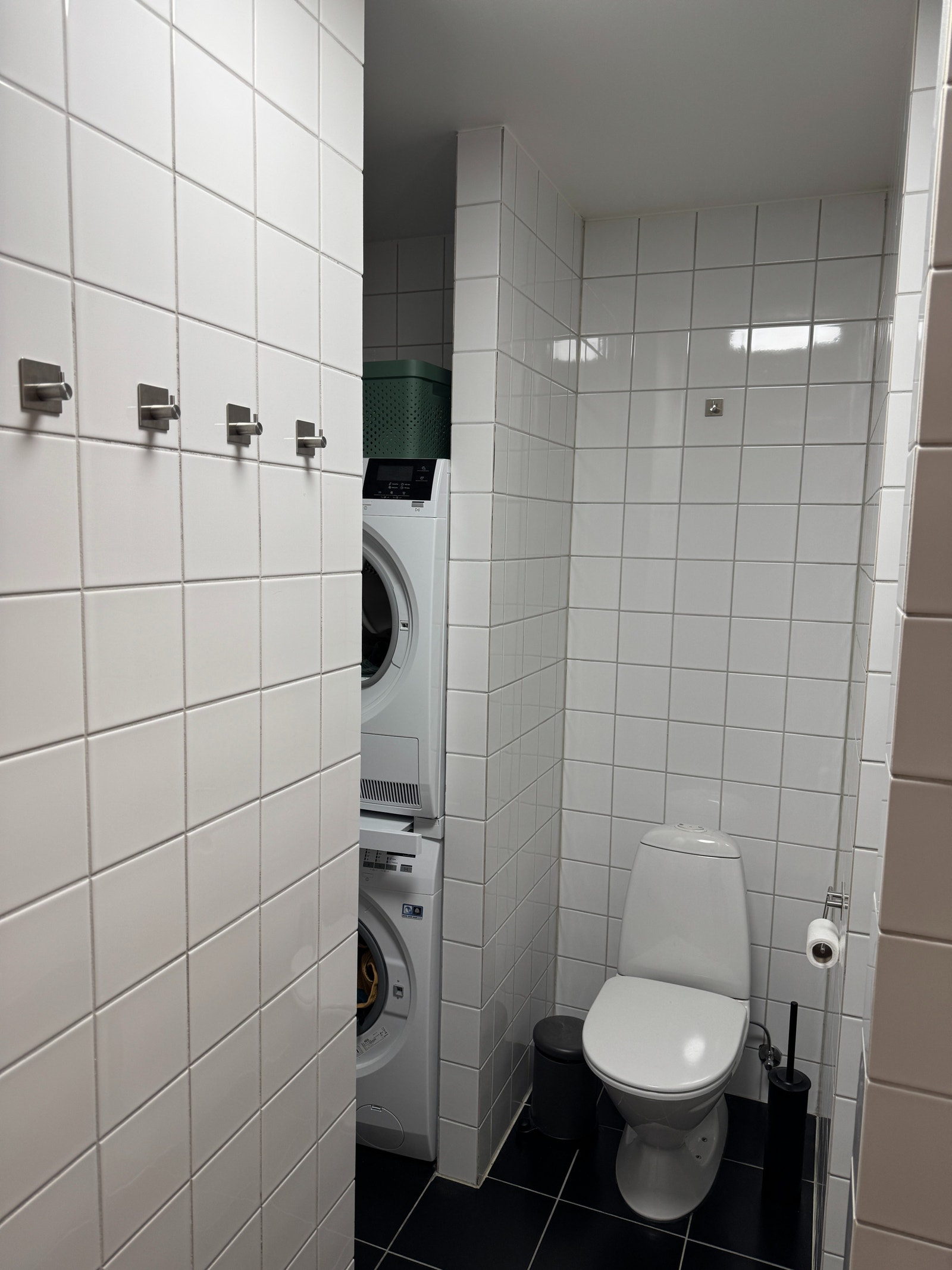 Vaskehjørne med god skapplass, vaskemaskin og tørketrommel Galleribilde