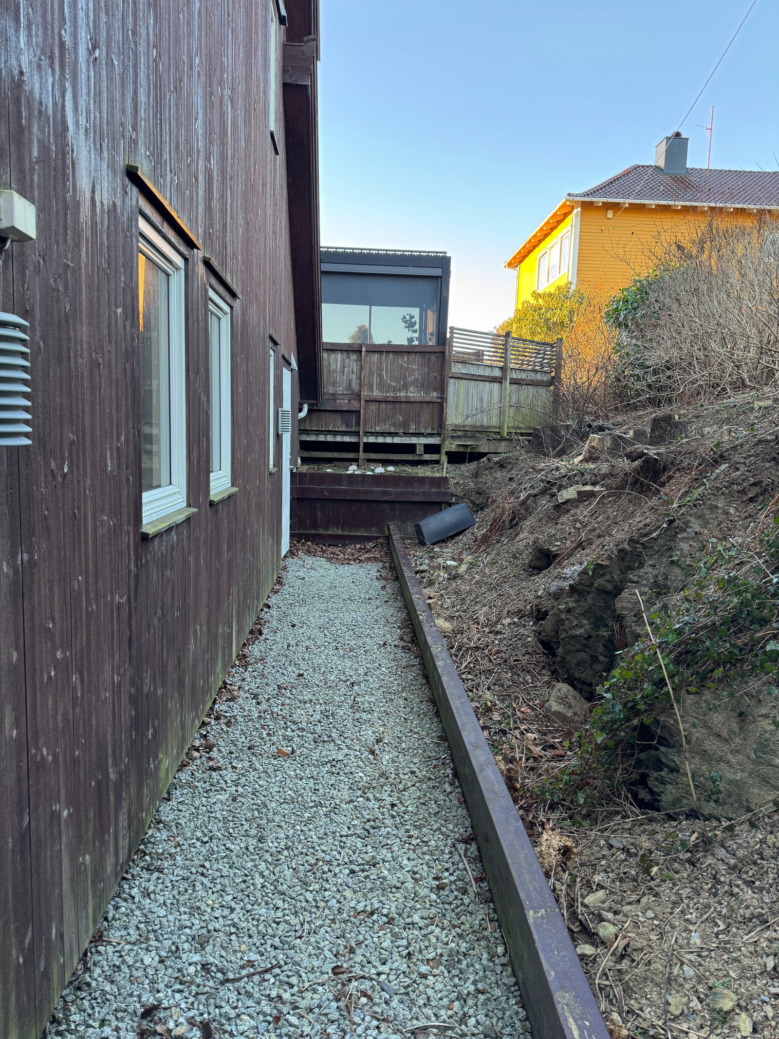 Baksiden med isolert bod i enden av stien Galleribilde